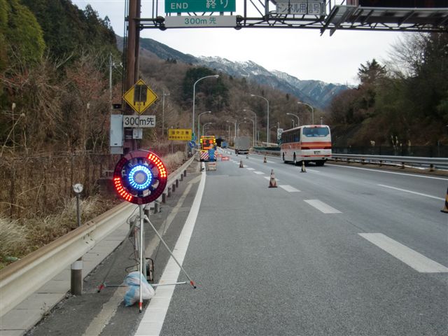 大型LED回転警告灯ウルトラ・アイの使用事例をご紹介 | お知らせ | 中