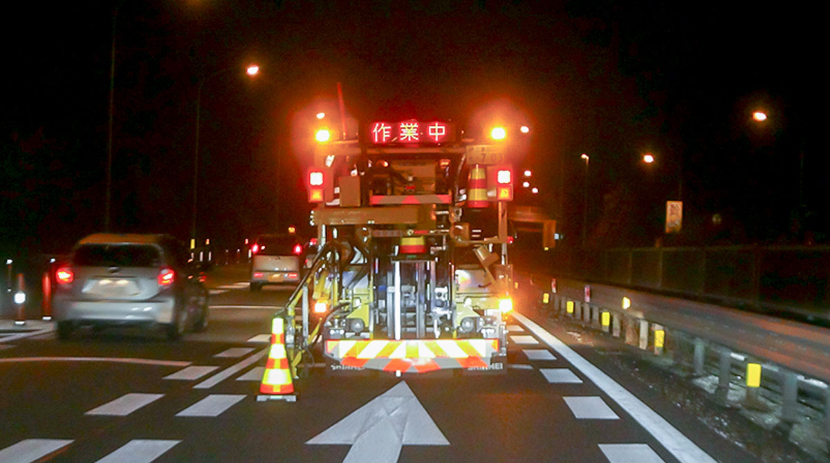 カラーコーン設置車の画像